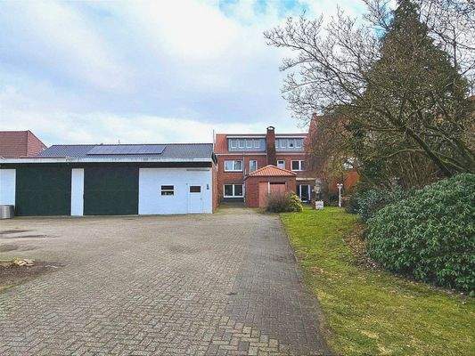 Rückansicht mit aufstehenden Gebäuden