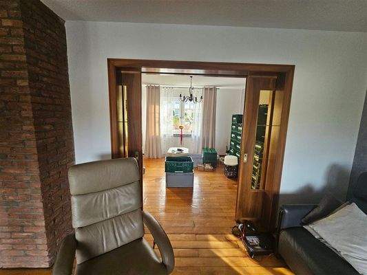 Wohnzimmer mit Blick auf das Esszimmer 