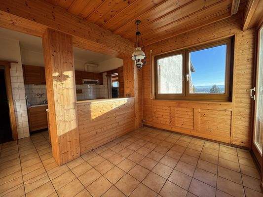 Blick von der Essecke in die Küche