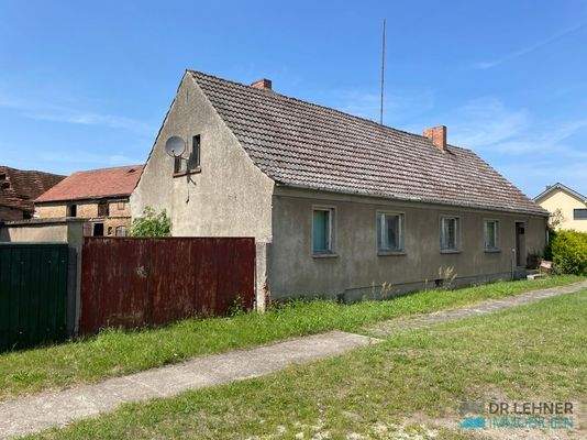 Seitenansicht mit Auffahrt