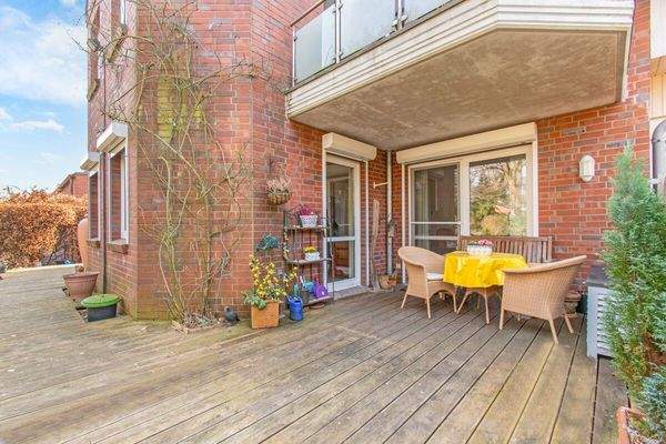 Großzügige, gemütliche Terrasse mit Ost-Ausrichtung