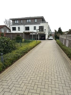 Außenansicht Gebäude und Zufahrt
