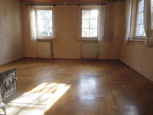 lichtdurchflutetes Wohnzimmer