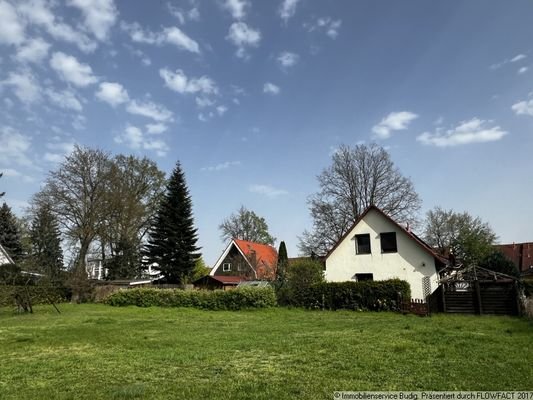 Ansicht mit Nachbarbebauung auf rechter Grundstücksseite