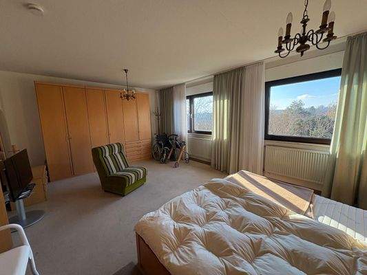 großes Elternschlafzimmer 1. OG mit Blick ins Grüne