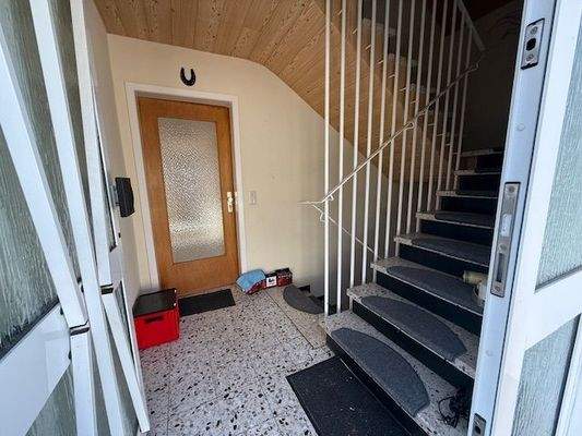 Hausflur EG mit Aufgang in DG