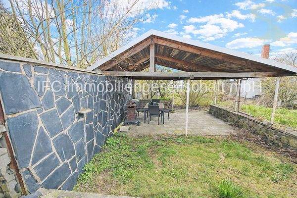 Grundstück mit überdachter Terrasse