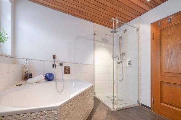 Badewanne und Dusche