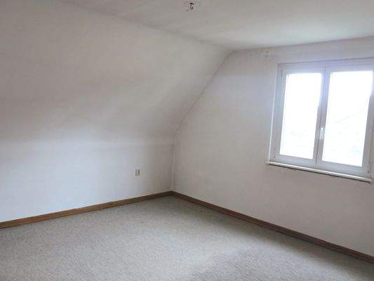 Schlafzimmer mit leichten Schrängen