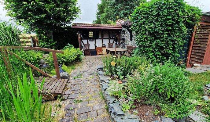 Angelegter Weg zur Sitzgelegenheit am Schuppen