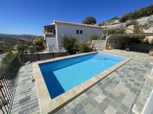 Kreta, Roumeli: Charmante Villa mit Garten und Pool zu verkaufen