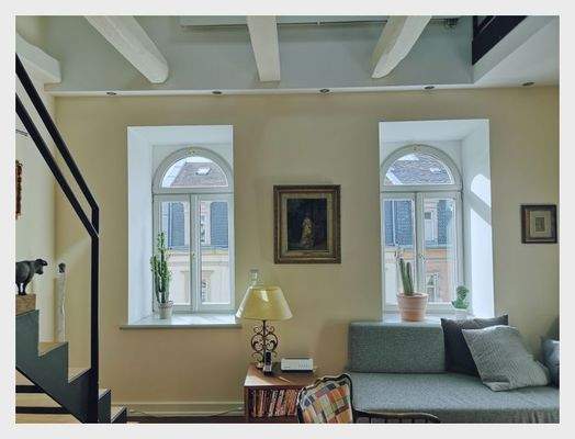 08 Wohnzimmer mit offenen Deckenbalken (1).jpg