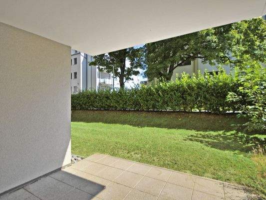 Überdachte Terrasse mit eigenem Garten