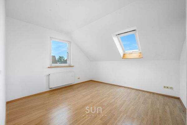 Lichtdurchflutetes Arbeits-/Kinderzimmer