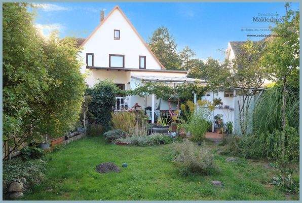 Garten mit überdachter Sitzecke