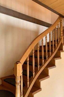 Treppenauf- bzw. Treppenabgang der Hauptwohnung vom OG zum großzügigen Wohnzimmer im EG