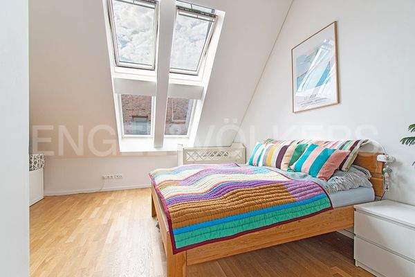 Großes Elternschlafzimmer mit elektrischen Verdunklungsrollos an den Fenstern