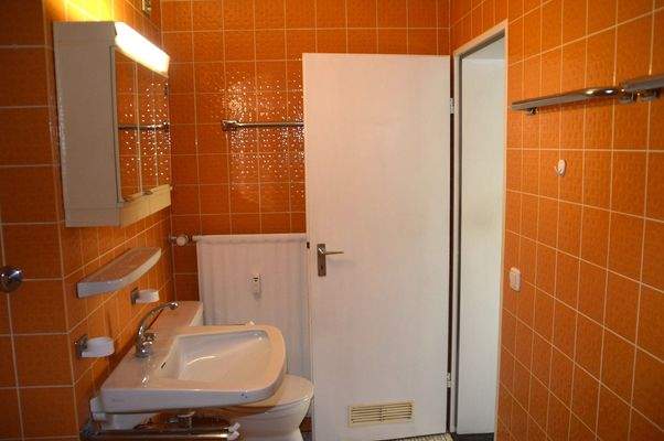 Teilansicht Badezimmer im Retrolook