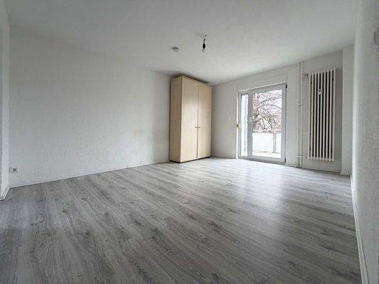 Wohnzimmer: der Raum wartet darauf, dass wieder Gemütlichkeit einzieht