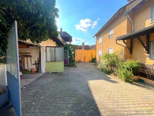 Hofbereich zwischen Häusern und Nebengebäuden