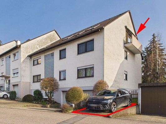 Gebäudeansicht mit Stellplatz und Wohnungslage