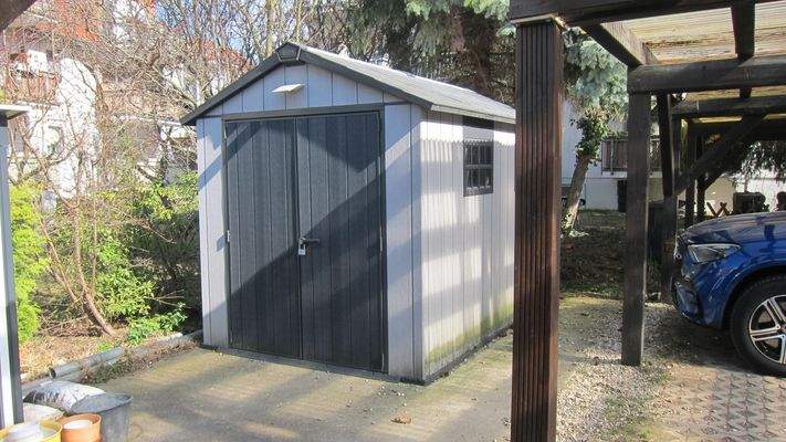 Gartenhaus mit mehreren Carports