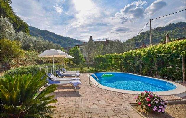 Traumhafter Pool mit Blick auf den Garten...