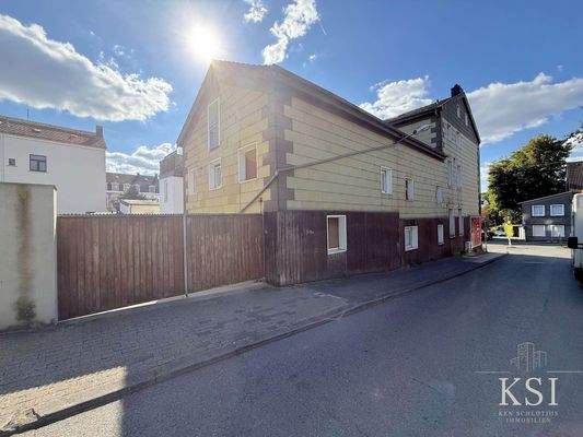 Rückansicht mit Einfahrt zum Doppelcarport