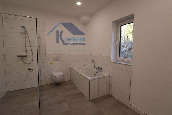 Masterbad mit ebenerdiger Dusche + Badewanne