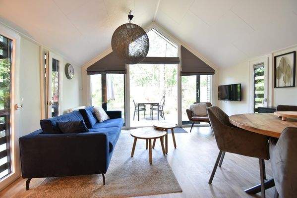 chalet-kaufen-arnhem-hauptschlafzimmer-kleiderschrank-modern-2025.webp002