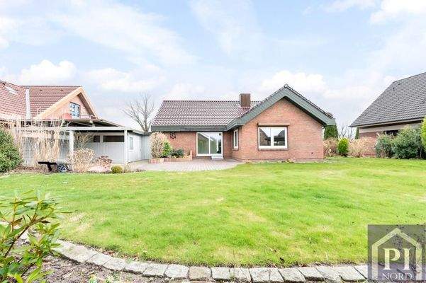 Gepflegter Garten mit Geräteraum am Carport