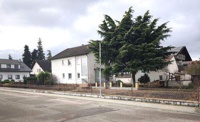 Rück- und Seitenansicht mit großzügigem Garten