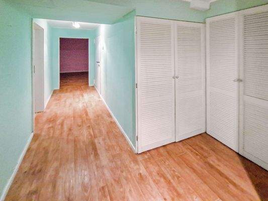 Wohnkeller mit Einbauschränken