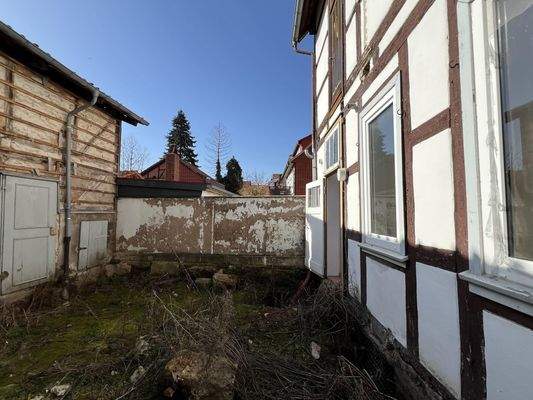 Innenhof zwischen Haus und Werkstatt