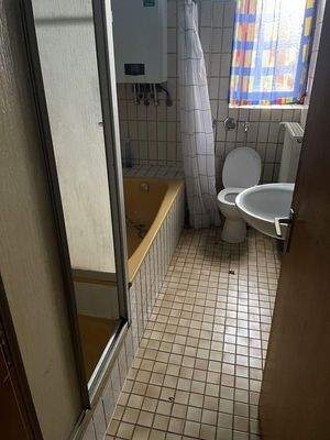 Bad EG (renovierungsbedürftig)