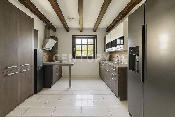 Große, hochwertige Küche mit viel Stauraum