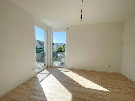 Das zweite Schlafzimmer punktet besonders durch die schönen Fenster und die Aussicht