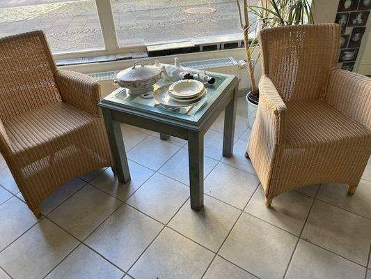 kleiner Tsch mit 2 Sessel.JPG