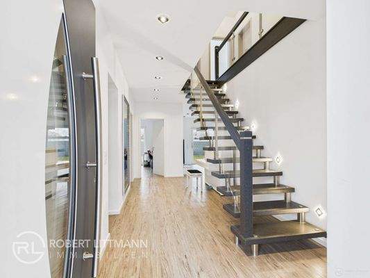 Flur / Treppe zum Obergeschoss