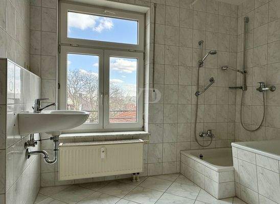 Badezimmer mit Dusche und Badewanne