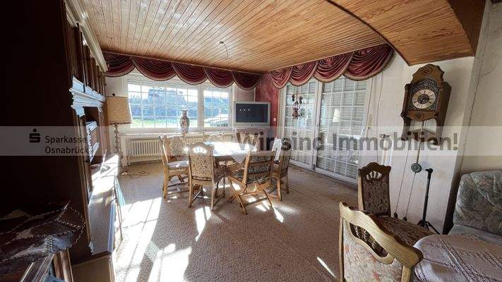 Wohnzimmer mit Theke