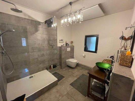 Bad mit Dusche und WC