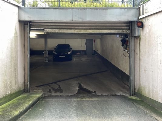 Einfahrt in die Tiefgarage/ Stellplatz