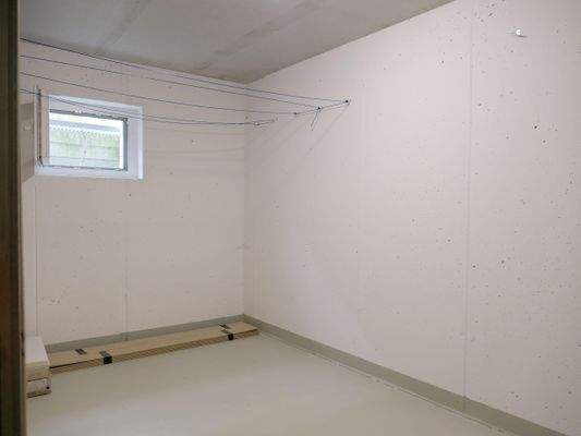 Kellerraum mit Fenster