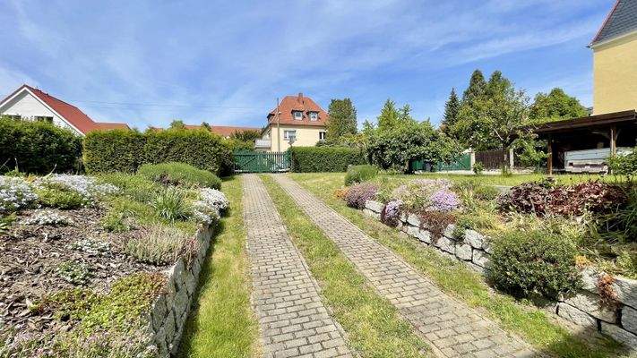 Einfahrt + Vorgarten