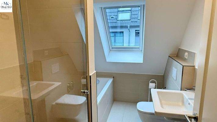 Bad 1 mit Wanne und Dusche