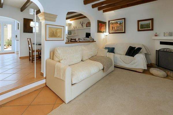 Gemütliches Wohnzimmer mit Holzbalken