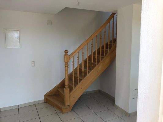 Diele mit Holztreppe nach oben