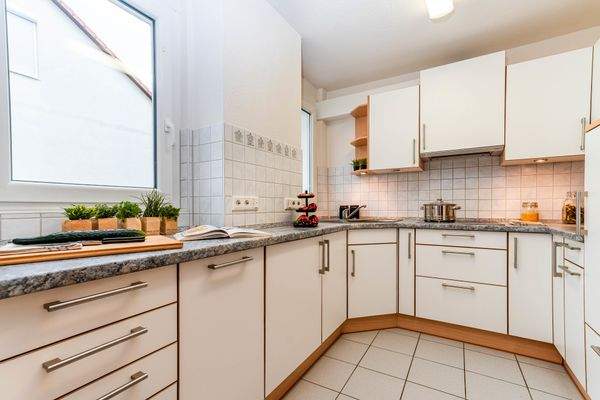 Küche mit Speisekammer