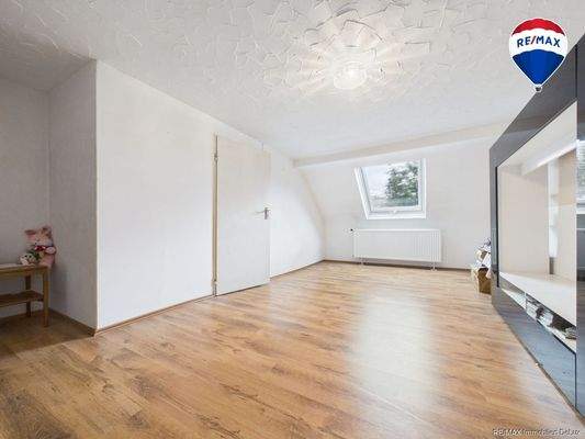 REMAX Immobilien DeLux Einfamilienhaus Schlafzimmer Schiffweiler Mark Borowicz